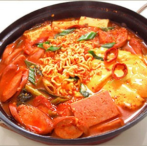 【歐霸部隊鍋】泡菜雞腿부대찌개(買1盒就送韓式炸醬烏龍麵1份)