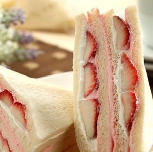 【蘇珊烘培】新鮮草莓三明治 特價：$162