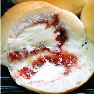 【美食村食品】大湖草莓-雙餡爆漿麵包(蛋奶素) 特價：$120