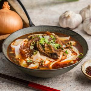 (新上市)【栗園米食】國宴粄條|麻辣半筋半肉湯粄條 3入