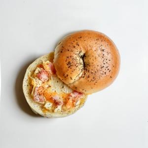 【甜蜜點】黑胡椒起司火腿貝果