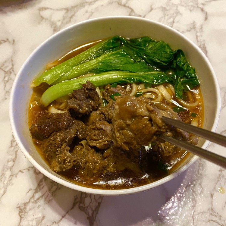 【主播楊中化爆漿大貢丸】私房紅燒牛肉麵/麻油雞湯(任選)
