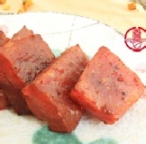 【可口香厚片】 (黑胡椒)，300g，(豬肉、小辣、口感Q 彈軟嫩)。