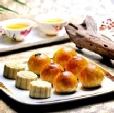 雪月玉兔禮盒12入 預訂中秋月餅 65折 優惠再送黑玫瑰泡芙1盒!~紅豆蛋黃酥*4 濃郁綠豆蛋黃酥*4 雪豆桃山*4 特價：$312