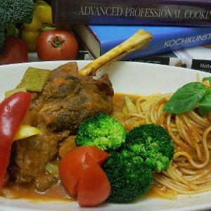 時蔬香料燉羊膝(不含麵及部份蔬菜)