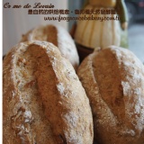 花蓮滿庭芳烘焙*。有機全麥麵包。*自然發酵魯邦種歐式麵包系列 採用美國進口有機小麥製作。內有核桃