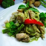 綠蓉青醬嫩雞（不含麵） 強調有機羅勒的天然風味 特價：$60