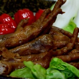 翊起吃焦糖滷味－雞腳