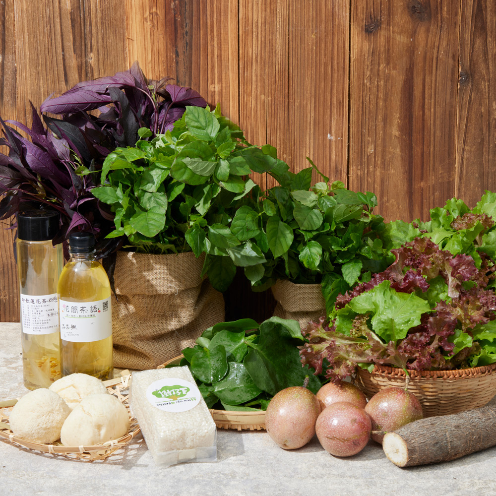 而飲蓮花茶粉刷)，花間茶語:關。