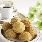 【話題烘焙】波蘿泡芙( 一盒10入) 原味 挑戰團購最低價每顆9.5元 清爽的香草及牛奶風味，甜度、奶油均減量，好吃不甜膩(限冷凍配送)