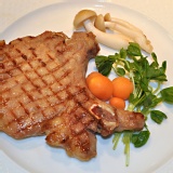 【玫瑰廚房】法式香豬排 厚實的豬排，帶骨香酥，獨門的蒜味醬汁，一吃就上癮了