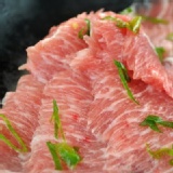 【玫瑰廚房】精選手工逆紋松阪豬 特價：$199