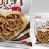 麻花丁(約350克)(蛋奶素) 大麻花與小麻花戀愛之後的結晶,有著大麻花外層的糖衣,配上小麻花內在的芝麻,小小不到八公分的個子.