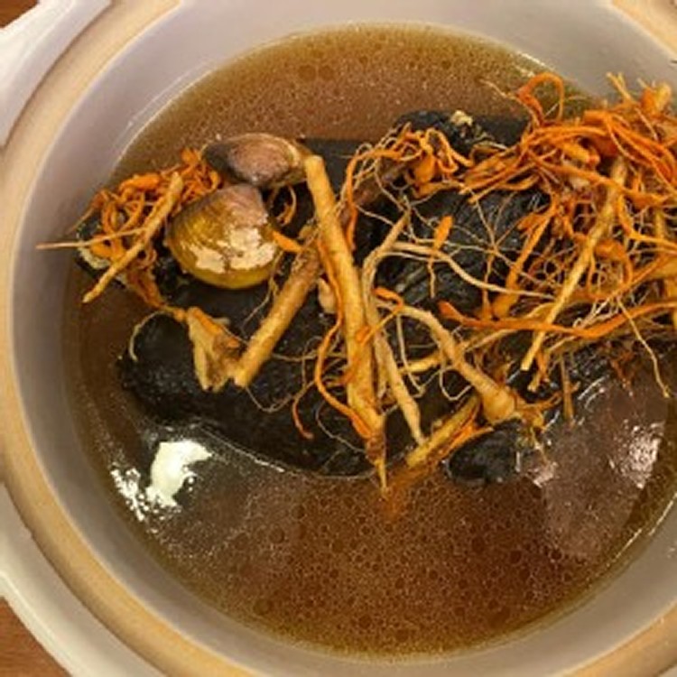 北蟲草九尾燉烏骨雞