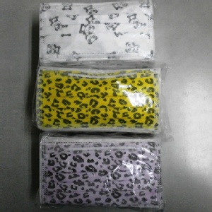 台灣製平面式三層防塵口罩成人款(豹紋),鼻部附固定片,100%台灣製造,50片盒裝