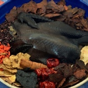 藥膳之王--何首烏燉烏骨雞(全雞) 特價：$429