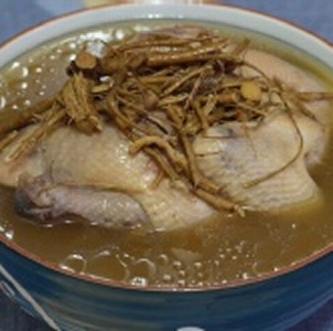 狗尾草燉雞湯(全雞)/又名:台灣人蔘雞