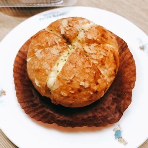 爆餡香蒜乳酪包一個