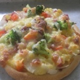 總匯披薩 (火腿,玉米,洋蔥,廣式叉燒,紅椒,花椰菜) (6吋薄脆皮冷凍披薩)