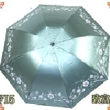 【日本防天堂專利骨架】幸運草四折色膠手開傘【完全遮光/完全不會翻傘】 FI5 致富綠(傘面幸運草/傘內玫瑰壓花圖樣)(無敵完全遮光降溫.抗UV防風NO.1完全不會翻傘)