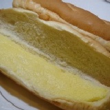 維也納軟式牛奶法國麵包 維也納麵包 法冰涼口感，富含濃郁奶香，入口感受麵包與喀喀牛奶砂糖餡的結合，觸動舌頭味蕾的驚奇滋味。 特價：$38