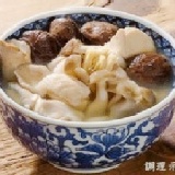 干貝鮮菇雞湯 內含新鮮干貝、數種嚴選菇類及鮮嫩雞腿肉，讓你感受到鮮甜的滋味！