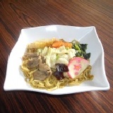 沙茶燒肉炒麵 使用特殊耐熱微波袋，可以直接微波免拆袋，350g*5入/盒。