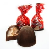 草莓醬米香松露巧克力 酥脆米果埋伏在酸甜草莓巧克力醬及香濃椹果醬內，一口咬開，外脆內軟夾帶著鬆脆口感，果真陣陣驚喜