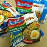 部落客評選世界十大好吃泡麵品牌！印尼進口的營多燒烤雞味炒泡麵 特價：$30