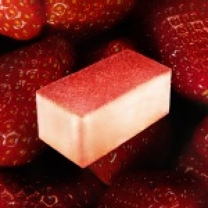 Flora 草莓牛奶生巧克力 酸甜草莓研磨成細粉灑在草莓及牛奶做成的生巧~記憶中草莓牛奶的絕佳好調!! 特價：$150