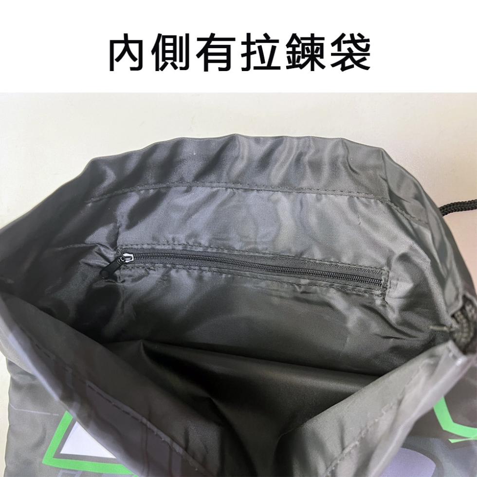 內側有拉鍊袋。