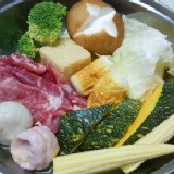 奶油南瓜鍋(湯底+食材) 葷素自選 帶有淡淡乳香味的南瓜湯頭，滋味濃郁爽口。 特價：$120