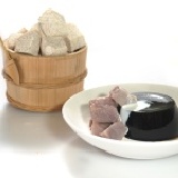 蜜芋頭嫩仙草《一盒六入》 選用芋頭故鄉-大甲的上等芋頭，削去一層厚厚外皮再去掉頭尾後，用蒸煮四小時方式而成的頂級口感