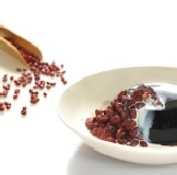 紅豆嫩仙草《一盒六入》 特選台灣本產屏東紅豆細熬三小時，搭配上天然嫩Ｑ的仙草，淋上濃濃奶球，形成不可言喻的絕妙滋味