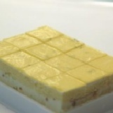 蕾雅-檸檬香草(12入) 包裝盒尺寸：13*10*4CM輕柔的蛋糕帶著些許檸檬香氣，香濃的白巧克力搭配酥脆杏仁角 特價：$110