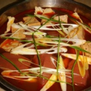 招牌麻辣鴨血綜合包 每包約700公克內含5塊麻辣鴨血+5塊麻辣豆腐+麻辣原汁(約可一至二人食用)真空包裝 特價：$50