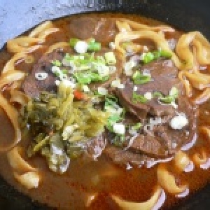 香原紅燒蔬果牛肉麵 特價：$120