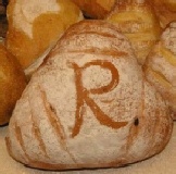 玫瑰荔枝 (大)獨家創意麵包 玫瑰研磨成粉搭配天然荔枝乾 散發出迷人的香氣 圓直徑15公分,中心點高度9公分 特價：$99