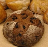 瑞士起司包 (大)採用裸麥菌種與進口起司丁 獨家創意麵包 圓直徑15公分,中心點高度7公分 特價：$99