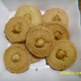 榛果奶酥 香濃奶酥餅..插上原粒榛果..35元試吃價開賣囉!