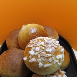 (全麥核桃，圖片上排後方)湯種餐包 解凍即食，不須加熱! 特價：$120