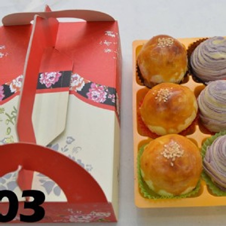A03：蛋黃酥3(豆沙2、香菇1)、芋頭蛋黃酥3