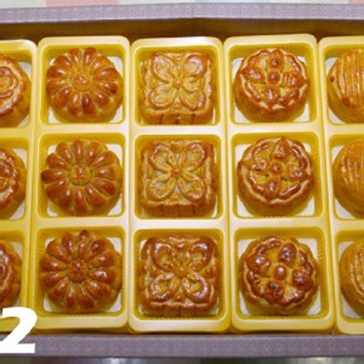 D02：廣式月餅15(豆沙3、卡布其諾3、香柚3、牛奶紅豆2、香菇2、牛奶流沙2