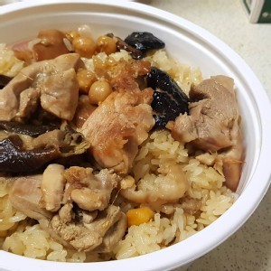 麻油雞腿飯一份一斤重左右加上去骨雞腿肉