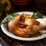 法式香草春雞(半隻) 使用30幾種中藥秘方醃漬，肉質鮮甜軟嫰