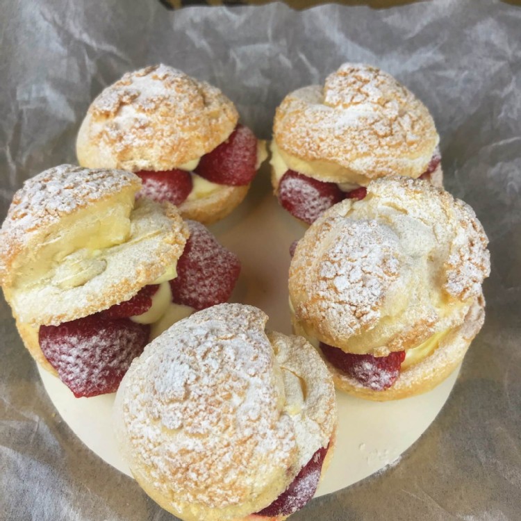 草莓菠蘿脆生乳大泡芙