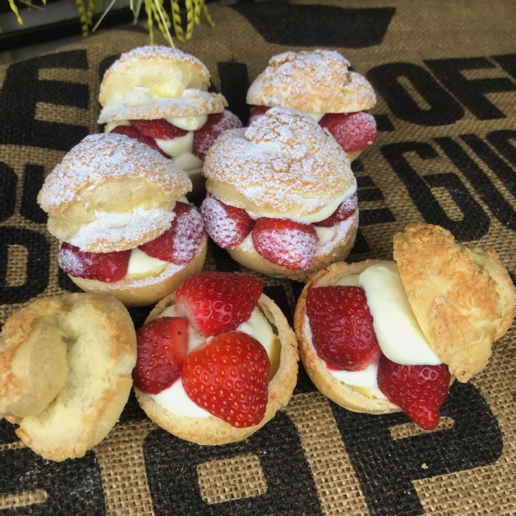 草莓菠蘿脆生乳大泡芙