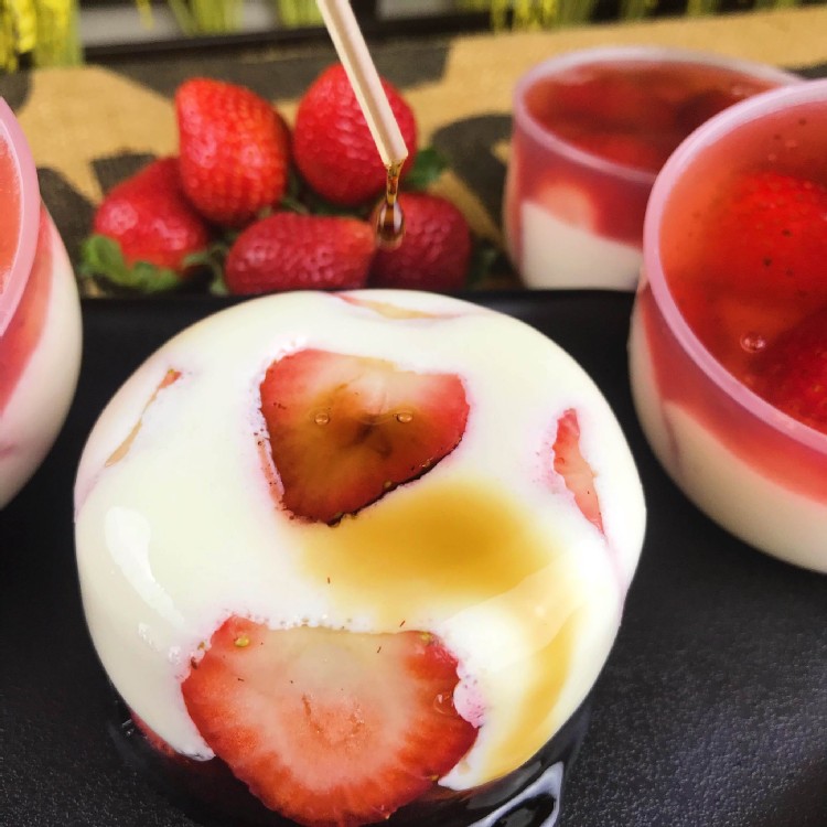 草莓滴管鮮奶酪