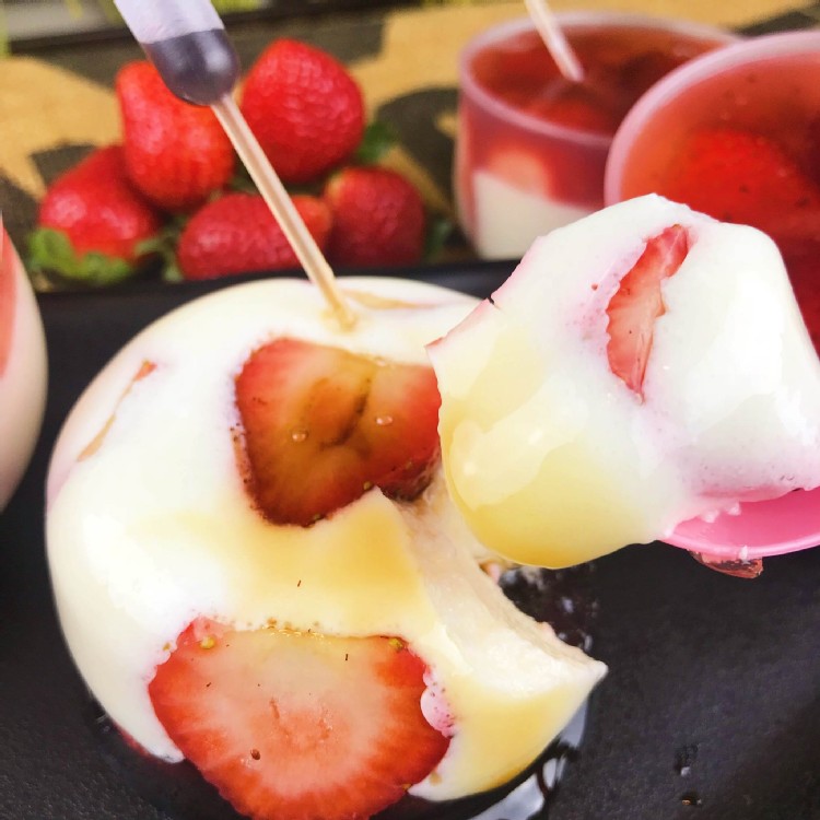 草莓滴管鮮奶酪