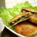 豬肉餡餅 內餡已經熟了 只要簡單煎熟外皮就有燙口湯汁 食用請小心嘿 特價：$9